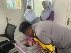Bayi Perempuan Ditemukan di Teras Rumah Warga Karimun, Polisi Selidiki