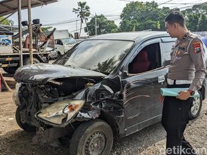 Ditemukan Emblem Polisi di Dalam Avanza yang Tabrak Rumah Warga Tulungagung Ditemukan Emblem Polisi di Dalam Avanza yang Tabrak Rumah Warga Tulungagung