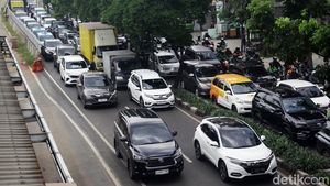 Potret Kemacetan Terdampak Proyek LRT Velodrome-Manggarai