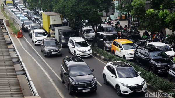 Potret Kemacetan Terdampak Proyek LRT Velodrome-Manggarai