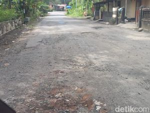 Jalan Menuju Pantai Batuhiu Rusak