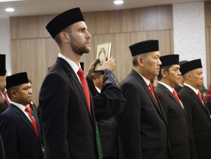 Maarten Paes disumpah menjadi WNI.