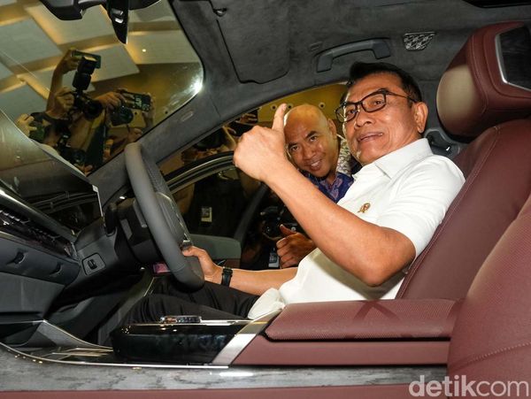 Momen Moeldoko Buka dan Keliling Booth PEVS 2024