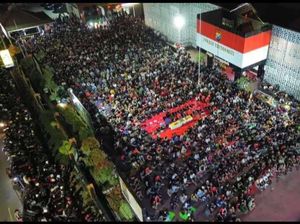 1.000-an Warga Padati Mapolres Trenggalek Nobar Indonesia vs Uzbekistan 1.000-an Warga Padati Mapolres Trenggalek Nobar Indonesia vs Uzbekistan