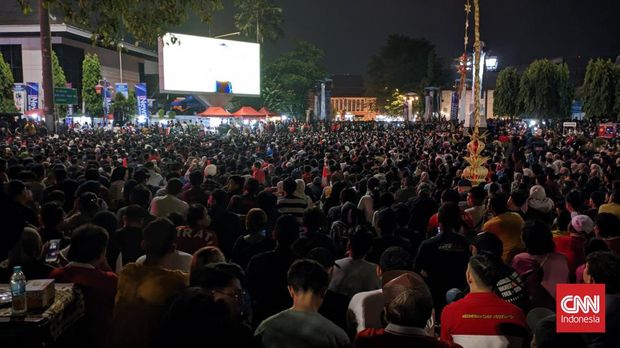 Puluhan ribu orang mengikuti Nonton Bareng laga Timnas Semifinal Piala Asia U-23 di titik nol Kota Solo yang berada tepat di depan Balai Kota Solo, Jalan Jenderal Sudirman, Senin (29/4).