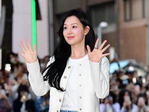 9 Foto Pemain Queen of Tears di Wrap Up Party, Kim Ji Won Cantik Memesona 9 Foto Pemain Queen of Tears di Wrap Up Party, Kim Ji Won Cantik Memesona