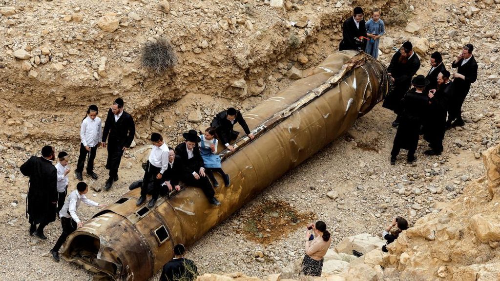 Penampakan Bangkai Rudal Iran yang Jadi Tontonan Warga Israel Penampakan Bangkai Rudal Iran yang Jadi Tontonan Warga Israel