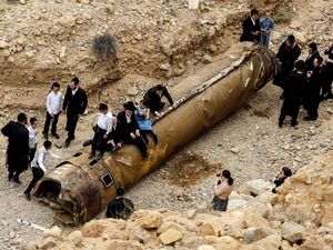 Penampakan Bangkai Rudal Iran yang Jadi Tontonan Warga Israel Penampakan Bangkai Rudal Iran yang Jadi Tontonan Warga Israel