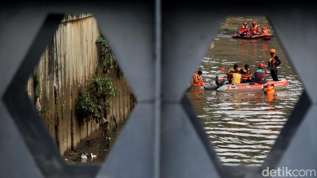 Pencarian Anak Tercebur Sungai di Karet Bivak Benhil Pencarian Anak Tercebur Sungai di Karet Bivak Benhil