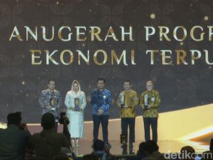 Bupati Sragen Yuni Peroleh Penghargaan atas Prestasi Gaet Investasi Bupati Sragen Yuni Peroleh Penghargaan atas Prestasi Gaet Investasi