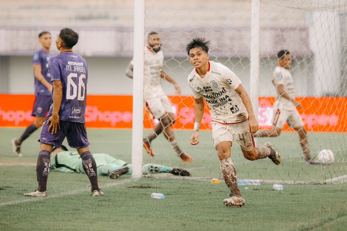 Rahmat Arjuna mencetak gol ke gawang Persita dalam pertandingan, Selasa (30/4/2024).