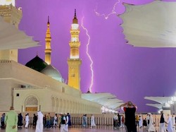 Hujan Lebat Guyur Masjid Nabawi, Jemaah Ramai-ramai Panjatkan Doa