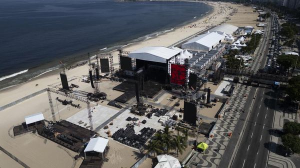 Potret Persiapan Jelang Konser Gratis Madonna di Pantai Brasil