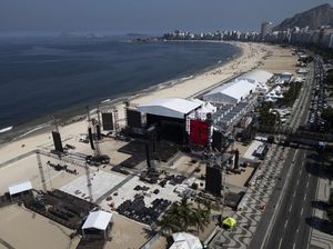 Potret Persiapan Jelang Konser Gratis Madonna di Pantai Brasil