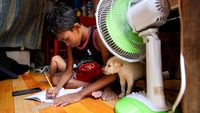Potret Siswa Filipina Belajar di Rumah Gegara Cuaca Panas Ekstrem