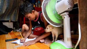 Potret Siswa Filipina Belajar di Rumah Gegara Cuaca Panas Ekstrem