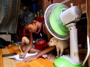 Potret Siswa Filipina Belajar di Rumah Gegara Cuaca Panas Ekstrem Potret Siswa Filipina Belajar di Rumah Gegara Cuaca Panas Ekstrem