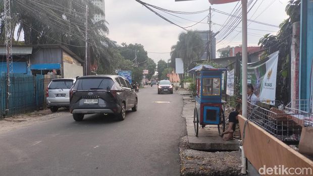 Proyek pengerjaan polder di sekitar Tanjung Barat telah rampung. Warga senang karena kini tak perlu susah-susah mencari jalan alternatif menghindari kemacetan. (Astrid Meishella/detikcom)