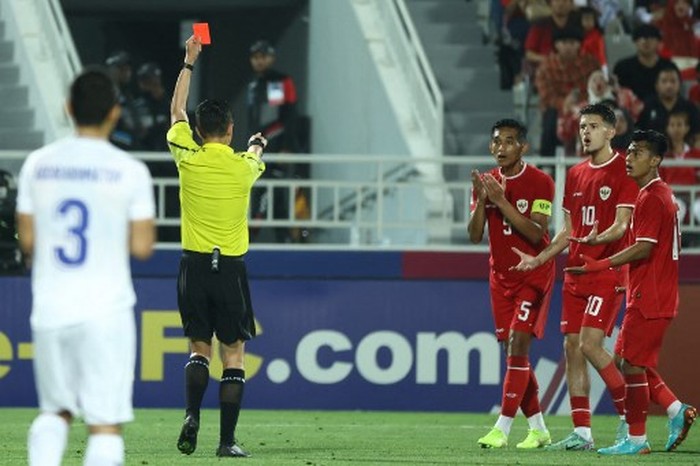 Chinese referee Shen Yinhao gives a red card to Indonesias defender Rizky Ridho (#5) during the U23 AFC Qatar 2024 Asian Cup semi-final match between Indonesia and Uzbekistan at Abdullah Bin Khalifa Stadium in Doha on April 29, 2024. (Photo by KARIM JAAFAR / AFP)