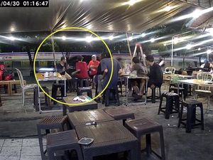 Detik-detik CRV Ngebut Tabrak 7 Motor yang Parkir di Jakpus Lalu Kabur Detik-detik CRV Ngebut Tabrak 7 Motor yang Parkir di Jakpus Lalu Kabur