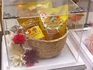 Lamaran Viral, Calon Suami Beri Seserahan Sembako, Minyak hingga Gula Lamaran Viral, Calon Suami Beri Seserahan Sembako, Minyak hingga Gula