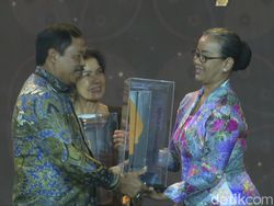Mendiang Sri Sultan HB IX Terima Penghargaan Anugerah Adiluhung