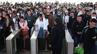 Stasiun Kereta di China Dipadati Penumpang Jelang Libur May Day