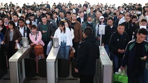 Stasiun Kereta di China Dipadati Penumpang Jelang Libur May Day