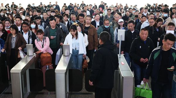 Stasiun Kereta di China Dipadati Penumpang Jelang Libur May Day