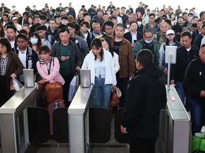 Stasiun Kereta di China Dipadati Penumpang Jelang Libur May Day