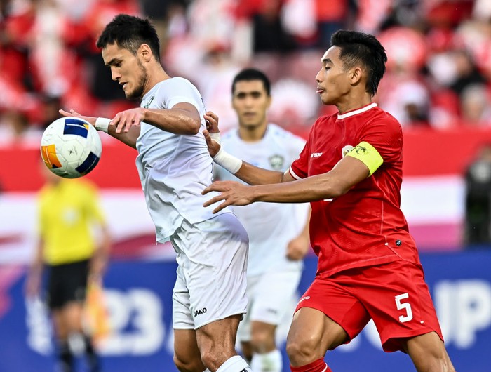Ulugbek Khoshimov (L) of Uzbekistan   is battling for the ball with Ricky Ridho Ramadan of Indonesia during the AFC U23 Asian Cup Qatar 2024 Semi Final match between Indonesia and Uzbekistan at Abdullah Bin Khalifa Stadium in Doha, Qatar, on April 29, 2024. 



 (Photo by Noushad Thekkayil/NurPhoto via Getty Images)