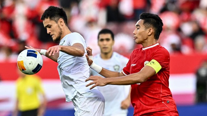 Ulugbek Khoshimov (L) of Uzbekistan   is battling for the ball with Ricky Ridho Ramadan of Indonesia during the AFC U23 Asian Cup Qatar 2024 Semi Final match between Indonesia and Uzbekistan at Abdullah Bin Khalifa Stadium in Doha, Qatar, on April 29, 2024. 



 (Photo by Noushad Thekkayil/NurPhoto via Getty Images)