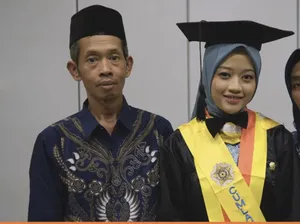 Cerita Anak Buruh Ukir Lulus S2 di UGM, Sempat Dilarang Kuliah Karena Biaya Cerita Anak Buruh Ukir Lulus S2 di UGM, Sempat Dilarang Kuliah Karena Biaya