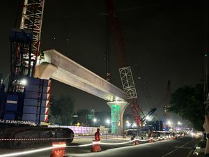 Percepat Pembangunan LRT Fase 1B, Waskita Angkat Balok Girder Pertama