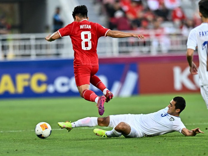 Zafarmurod Abdirakhmatov (bottom) of Uzbekistan   is battling for the ball with Witan Sulaeman of Indonesiaduring the AFC U23 Asian Cup Qatar 2024 Semi Final match between Indonesia and Uzbekistan at Abdullah Bin Khalifa Stadium in Doha, Qatar, on April 29, 2024. 



 (Photo by Noushad Thekkayil/NurPhoto via Getty Images)