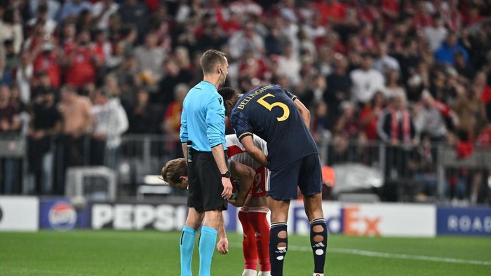 MUNICH, GERMANY - APRIL 30: Jude Bellingham of Real Madrid disturbing Harry Kane of FC Bayern Munchen before a penalty kick during the UEFA Champions League semi-final first leg match between FC Bayern Munchen and Real Madrid at Allianz Arena on April 30, 2024 in Munich, Germany.(Photo by Sebastian Frej/MB Media/Getty Images)