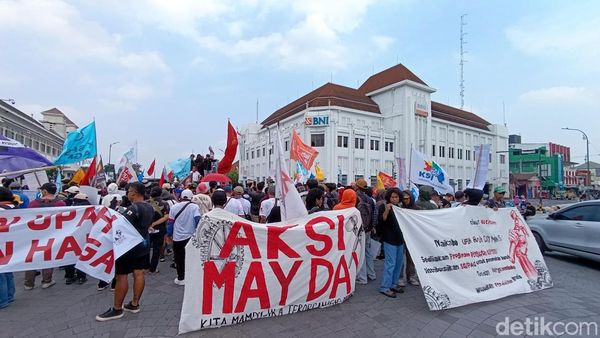 Aksi Massa Saat Demo Hari Buruh di Jogja dalam Bingkai Kamera
