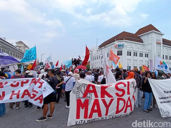Aksi Massa Saat Demo Hari Buruh di Jogja dalam Bingkai Kamera
