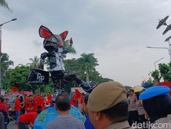 Tikus Raksasa Hadiri Unjuk Rasa Buruh di Tasikmalaya