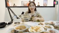 Ayu Ting Ting Mukbang Nasi Padang di RM Payakumbuah Dekat Rumahnya