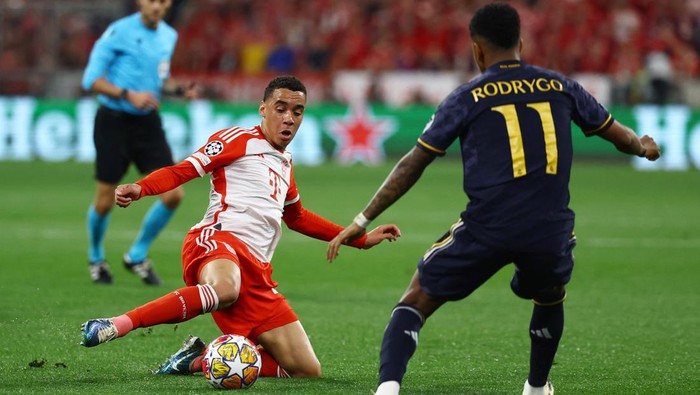 Soccer Football - Champions League - Semi Final - First Leg - Bayern Munich v Real Madrid - Allianz Arena, Munich, Germany - April 30, 2024 Bayern Munichs Jamal Musiala in action with Real Madrids Rodrygo REUTERS/Kai Pfaffenbach