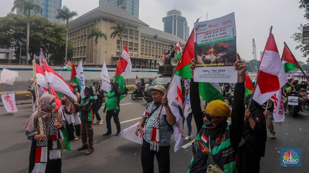 Buruh melakukan aksi unjuk rasa untuk memperingati May Day di kawasan Patung Kuda, Monas, Jakarta, Rabu (1/5/2024). (CNBC Indonesia/Faisal Rahman)