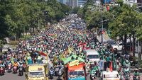 Momen Buruh Tumplek Blek Penuhi Frontage Ahmad Yani Surabaya
