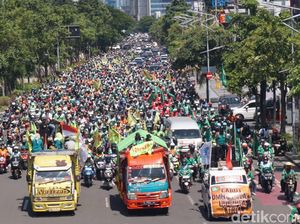 Momen Buruh Tumplek Blek Penuhi Frontage Ahmad Yani Surabaya