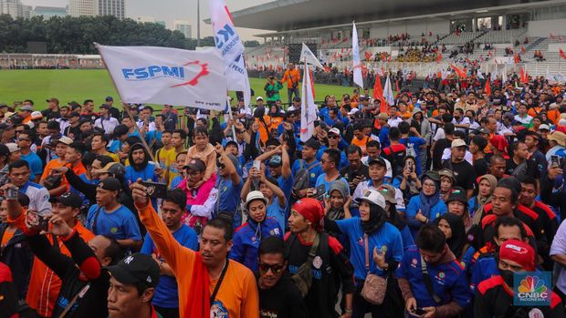 Buruh menghadiri acrara May Day Fiesta di Stadion Madya, Jakarta, Rabu (1/5/2024). (CNBC Indonesia/Faisal Rahman)