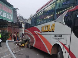 Kenek Truk Tewas Ditabrak Bus Mira Saat Menyeberang Jalan