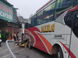 Kenek Truk Tewas Ditabrak Bus Mira Saat Menyeberang Jalan Kenek Truk Tewas Ditabrak Bus Mira Saat Menyeberang Jalan