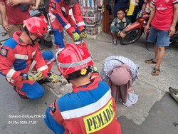 Eli Terperosok lalu Nyangkut di Sela Drainase saat Asyik Jalan di Jaktim