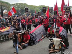 Aksi 1 Mei di Balai Kota Malang Diramaikan Bantengan
