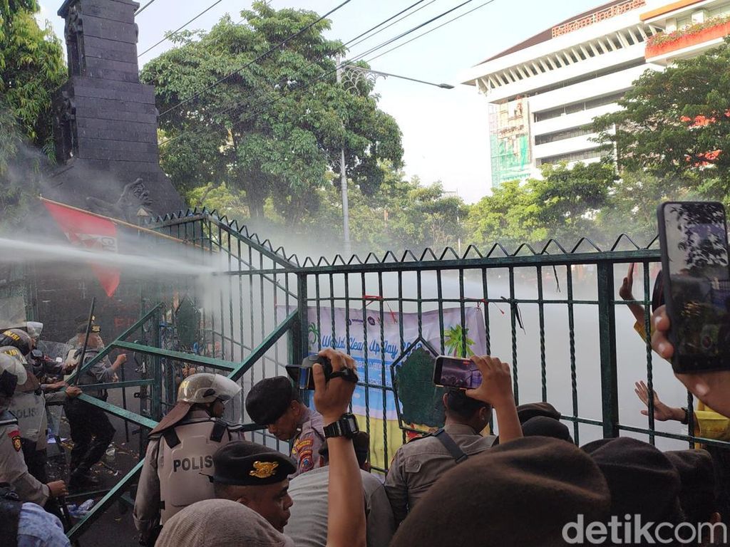 Aksi Mahasiswa Depan Kantor Gubernur Jateng Rusuh, Polisi Tembakan Water Cannon